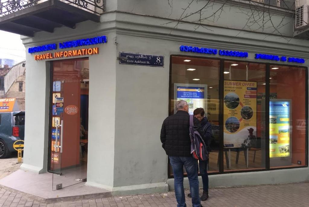 Wcześniej, jeszcze przez wyjazdem, moja żona znalazła telefon do Gruzina mówiącego po polsku i telefonicznie otrzymała ofertę trzech dni wycieczek za 450 dolarów.