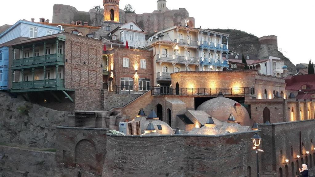 Zdjęcie 6. Widok na fragment starego miasta w Tbilisi. Kolekcja autora. Wtorek 30.10.2018 r.