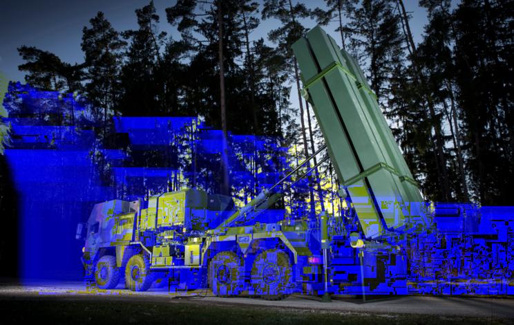 Mobilna wyrzutnia systemu MEADS. Fot. MEADS. Jak na razie program Wisła, czy szerzej rozumiana rozbudowa polskiej obrony powietrznej, opiera się o zakup w pełni skompletowanych, ujednoliconych baterii.