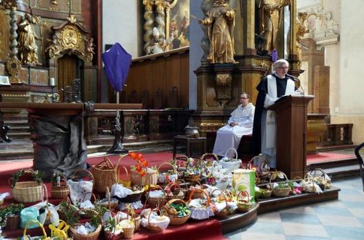 hasłem Polska Wielkanoc w Pradze. Dzięki proboszczowi parafii polskiej spotkanie odbyło się w pięknym, zabytkowym refektarzu w klasztorze O.O. Dominikanów.