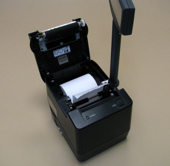 Następnie rolkę papieru umieszczamy w mechanizmie.