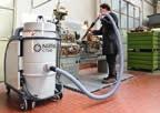 Trójfazowe odkurzacze przemysłowe T30S Uniwersalny odkurzacz trójfazowy 3 kw T30S oferuje funkcjonalne i użytkowe cechy maszyny do zbierania stałych odpadów produkcyjnych (również mokrych), w sposób