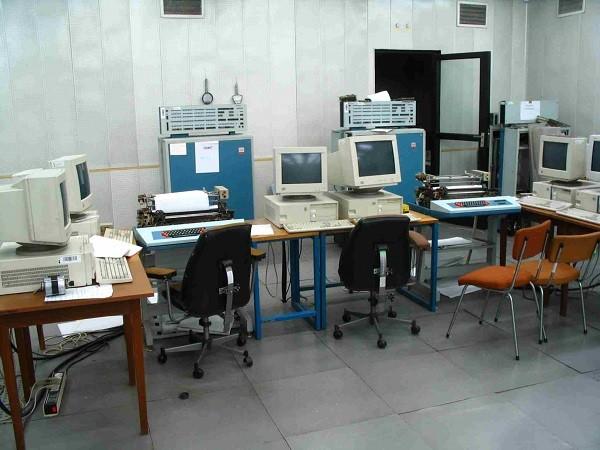 operacyjnych, pamięci zewnętrznych, urządzeń zewnętrznych, systemów zasilania, oprogramowania, konstrukcji mechanicznej oraz kilku innych).