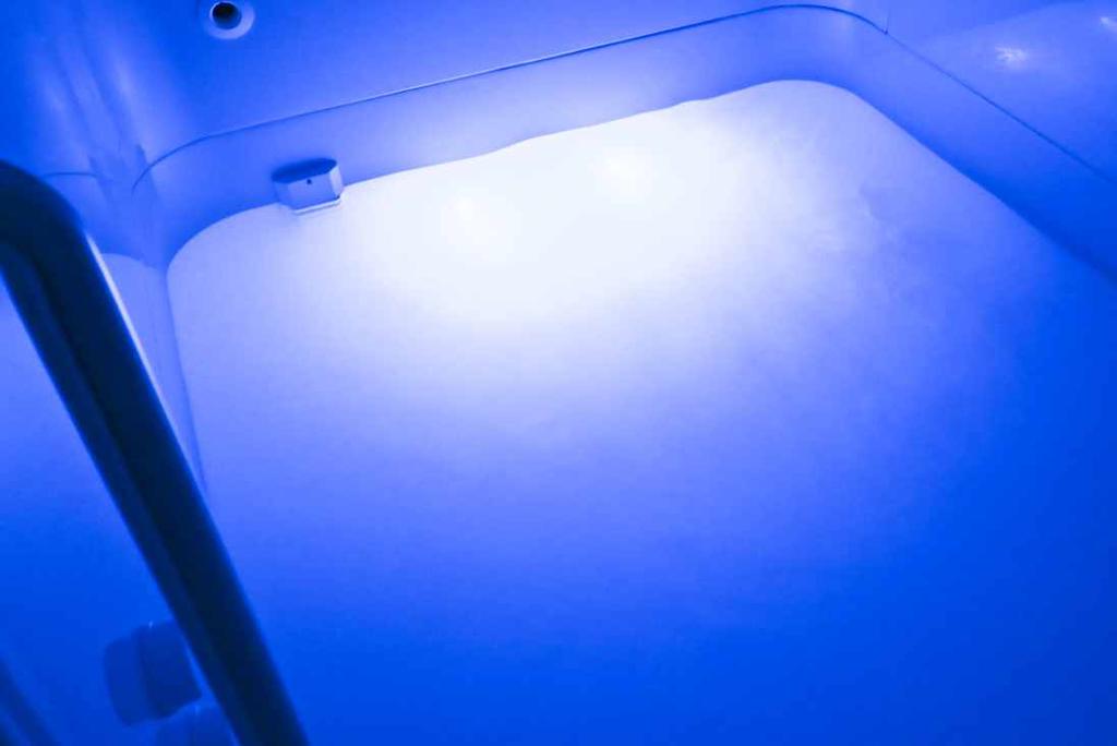 Lampa UV-C Kabiny FloatSystem wyposażyliśmy w lampy światła UV-C. Woda przepływająca przez promienniki jest naświetlana i oczyszczana.
