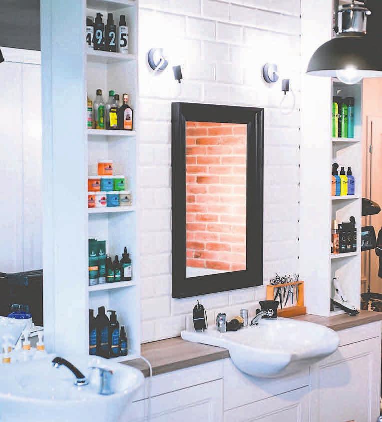 10 SALON FRYZJERSKI ROKU Męskie Zcięcie Acdemy & BrberShop w Gdńsku - I miejsce Łuksz Kmsz redkcj@prs.gd.pl Kierowny przez Sebstin Krczewskiego dom fryzjerski jest zupełnie inny niż wszystkie.