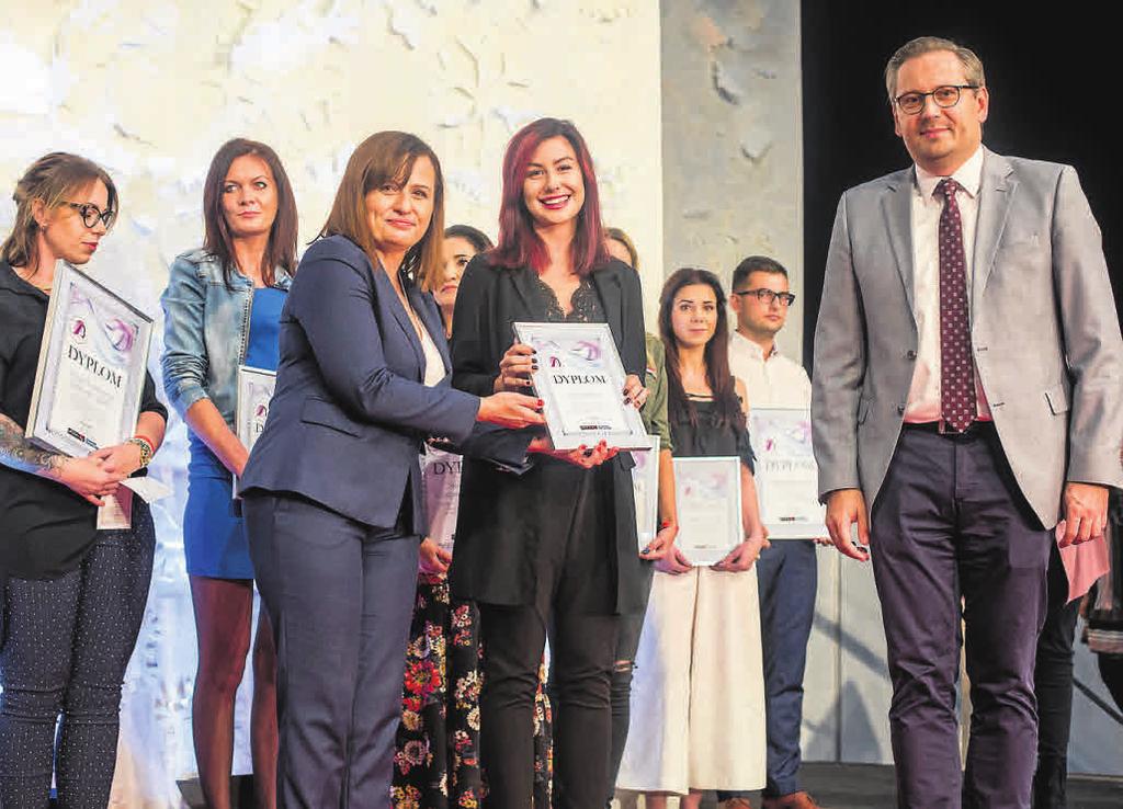 województw Fryzjerem Roku 2018 zostł Pweł Loewnu z Puck. N rozdnie ngród przyjechł z bliskimi Pomorze Tk jk w poprzednich edycjch kcji ngrodziliśmy też Brber Roku.