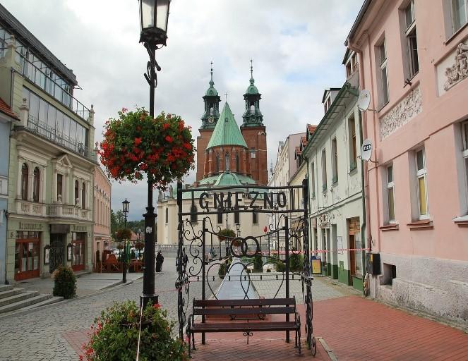 Zwiedzanie Muzeum Kolejki Wąskotorowej: stare parowozy, wagony o różnym przeznaczeniu, zabytkowa poczekalnia, budka dróżnika ze szlabanem, torowiska z rozjazdami, zwrotnicami.