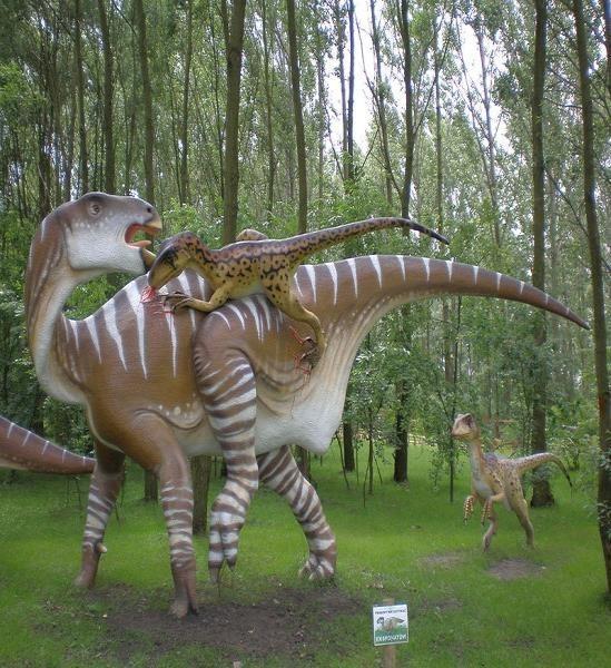 ZAUROLANDIA SPOTKANIE Z DINOZAURAMI Park Dinozaurów Zaurolandia znajduje się w Rogowie - niedaleko Biskupina. Dzieci mają tu okazję poznać czasy prehistoryczne, kiedy na Ziemi królowały dinozaury.