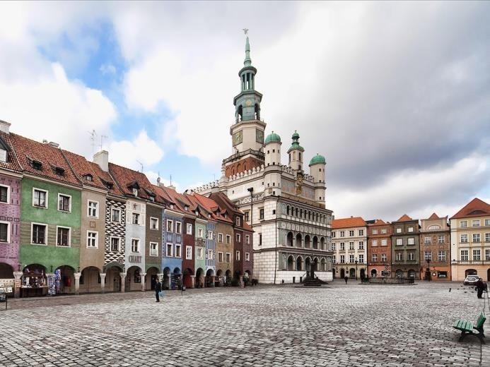 Spacer do dawnego spichlerza, oglądanie wnętrza dawnej klasy szkolnej. Ekspozycja maszyn rolniczych do uprawy ziemniaków oraz warsztatu wikliniarskiego.