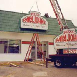 HISTORIA FIRMY 1985 1986-1992 1993-1999 1995-1997 2001 2006 Otwarcie pierwszej restauracji Papa John s w Jeffersonville w stanie Indiana. Sprzedaż pierwszej franczyzy i otwarcie setnej restauracji.