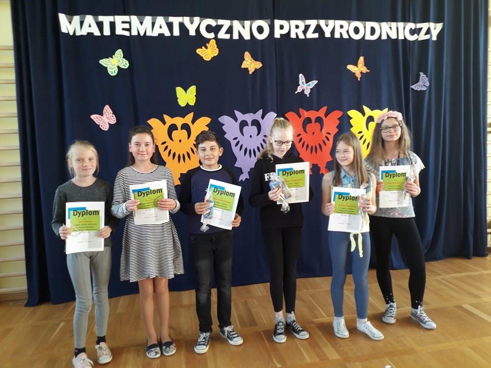 W celu utrwalenia wiadomości na koniec przeprowadziła krótki KONKURS - test, który rozwiązywali wszyscy chętni uczniowie.