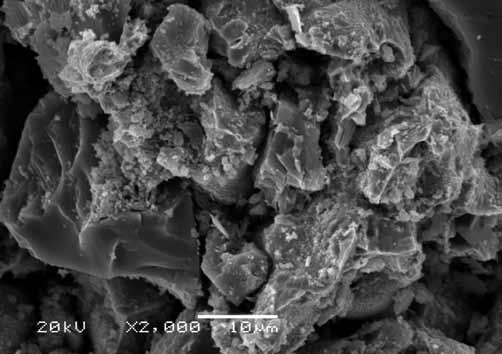 a) Rys. 7. Przełom kompozytu miedzi z 30% dodatkiem tufu Fig. 7. Fracture topography of copper composite with 30% of tuff b) Rys. 8.