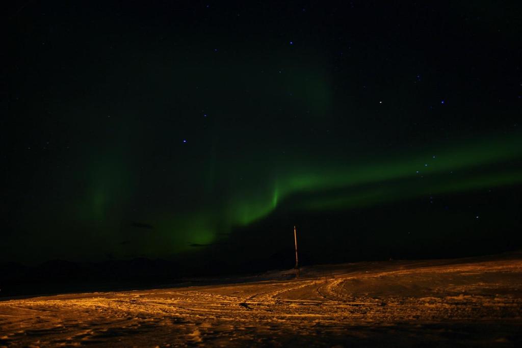 Fot. 5 Zorza polarna widoczna z Polskiej Stacji Polarnej Hornsund (Sabina Kucięba) Phot.