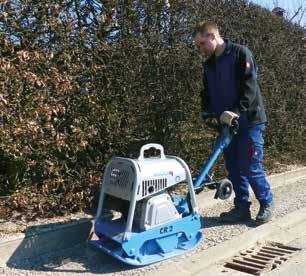21 ZAGĘSZCZARKI DWUKIERUNKOWE 150kg WEBER CR 2 - Dla operatora dysponującego wydajną zagęszczarką CR 2, optymalne zagęszczenie piasku, żwiru, asfaltu i kostki brukowej nie stanowi żadnego problemu.