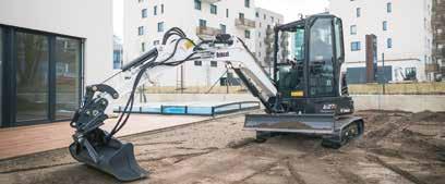 E35z której tył nie wychodzi poza obrys gąsieic, szerokość robocza to 1750mm. Model ten napędzany jest silnikiem o mocy 24,4 KM. Wydajność pomp hydraulicznych wynosi 101,2 l/min.