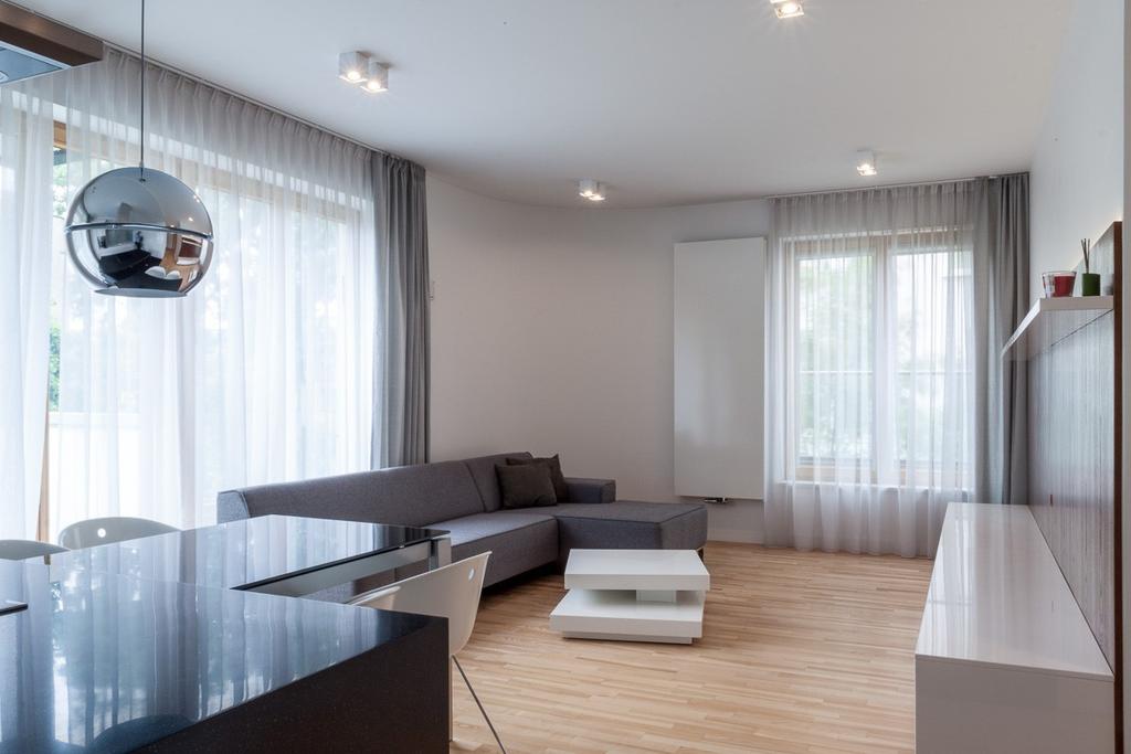 additional guest toilet. :: What's in the area? Everything you expect from the city center. Rondo ONZ underground, Złote Tarasy Mall, Dworzec Centralny, all within a 5- minutes walk.