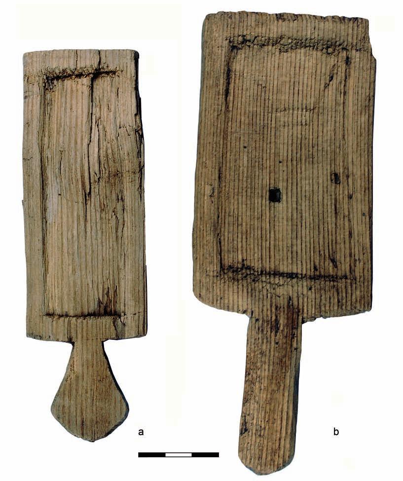 Ryc. 416. Wrocław, pl. Nowy Targ, wykop 2010 2012. Tabliczki woskowe z uchwytem, po konserwacji. Ze zbiorów Instytutu Archeologii Uniwersytetu Wrocławskiego. Fot. J. Sawicki Fig.