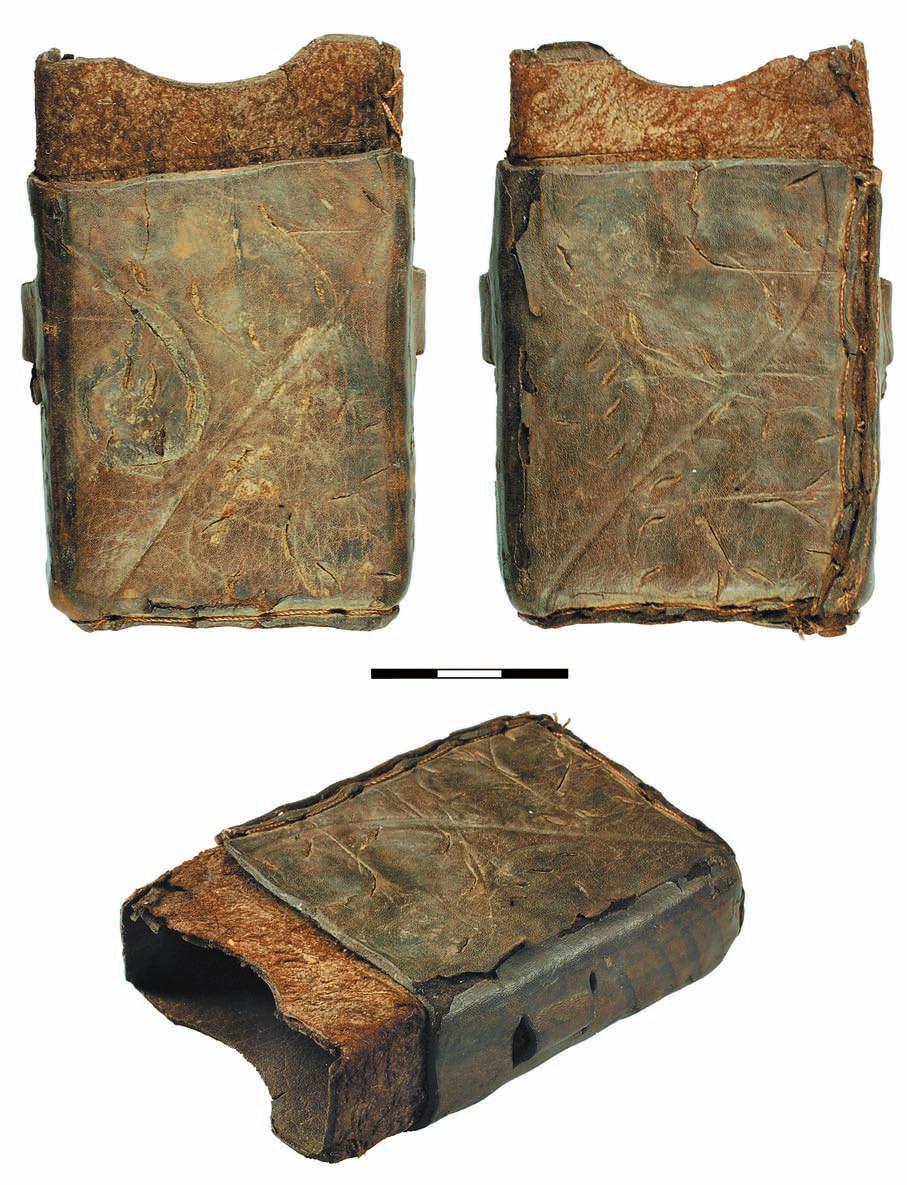 Ryc. 417. Wrocław, pl. Nowy Targ, wykop 2010 2012. Skórzany futerał na poliptyk, po konserwacji. Ze zbiorów Instytutu Archeologii Uniwersytetu Wrocławskiego. Fot. J. Sawicki Fig.