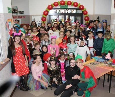 22) Inicjatywa charytatywna 100 postaci z bajek na