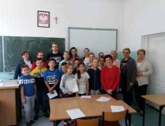Uczniów urzekła błyskotliwymi opowieściami o swoim życiu,