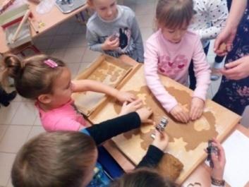 W ramach spotkania promującego czytelnictwo nauczycielka z Zespołu Szkół Powiatowych w Łysych zapoznała dzieci z
