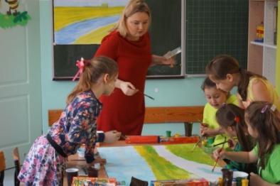 dni zdobiła teren szkolny. 35) Polska Wiosna grupowa praca plastyczna.