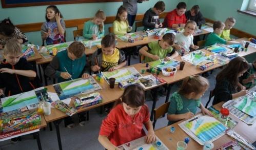 Dzieci wykonały na powitanie wiosny min. plakat POLSKA WIOSNA.