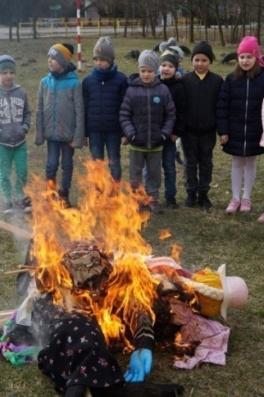 Mieści się na terenie Puszczy Białej i Puszczy Zielonej (stąd podział na Kurpie Białe i Kurpie Zielone).