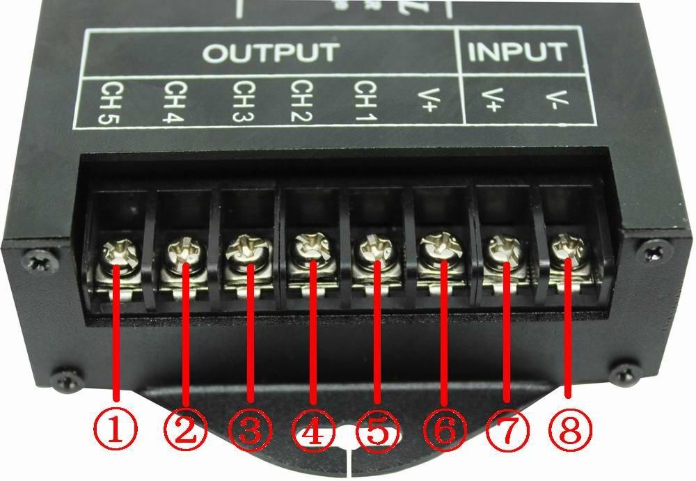 2 Gniazdo USB: miejsce przyłączenia kabla USB do programowania z PC 3 Power: Gniazdo zasilania dla małych obciążeń. Gniazdo zmostkowane z zasilaniem na zaciskach.