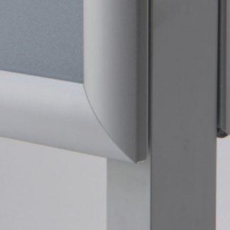 Page: 36 STOJAK INFOBOARD Tradycyjny stojak na plakaty z aluminiową, eliptyczna konstrukcja, ramką zatrzaskową i opcjonalnie półką na broszury, zawieszaną pod katem.