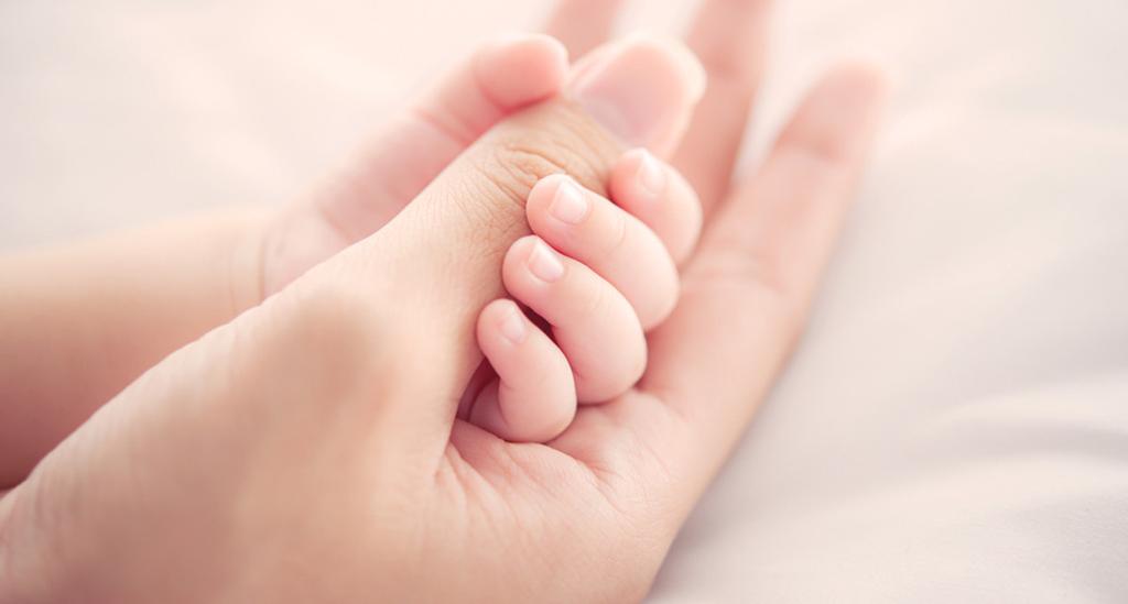 Zespół niewrażliwości na androgeny (AIS): Zespół niewrażliwości na androgeny jest zaburzeniem recesywnym sprzężonym z chromosomem X, w którym u osobników męskich nastepuje rozwój żeńskich genitaliów