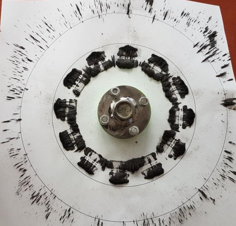 par przeciwsobnych nie obserwowano przyciągania materiałów ferromagnetycznych wokół obudowy hamulca. Nie dochodziło również do namagnesowania metalowych elementów konstrukcji hamulca.