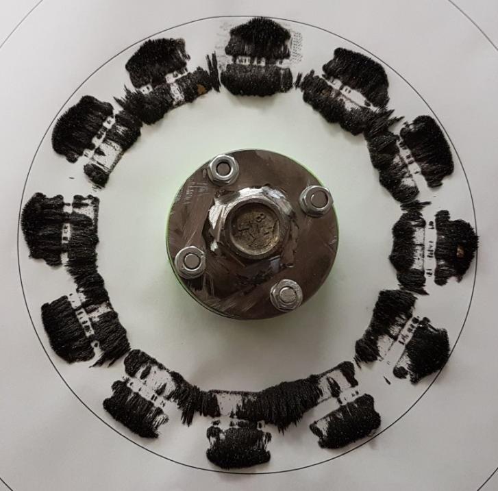 Rys. 18. Koncentracja linii sił pola magnetycznego pary zgodne po uporządkowaniu opiłków [2] Rys. 19. Koncentracja linii sił pola magnetycznego pary zgodne; widok z boku [2] 6.
