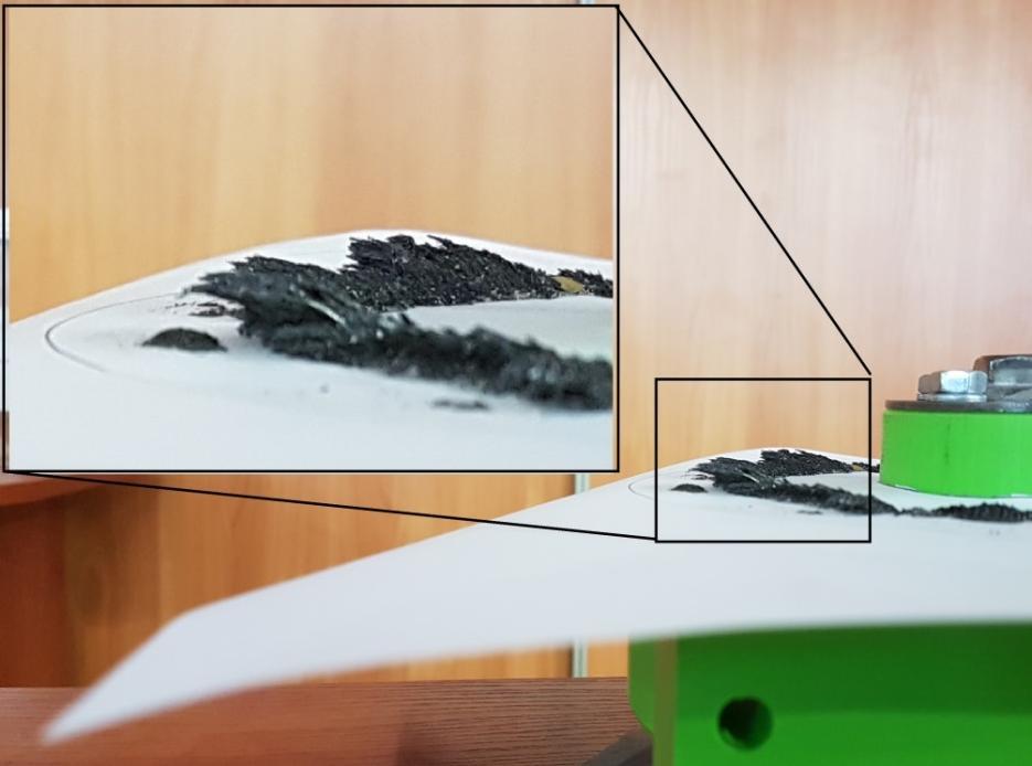 zagęszczeń pól magnetycznych pozwoliły sformułować następujące spostrzeżenia: 1. Pełne obsadzenie hamulca magnesami, ułożonymi w zgodne pary magnetyczne pozwoliło osiągnąć moment oporu równy 21,60 Nm.