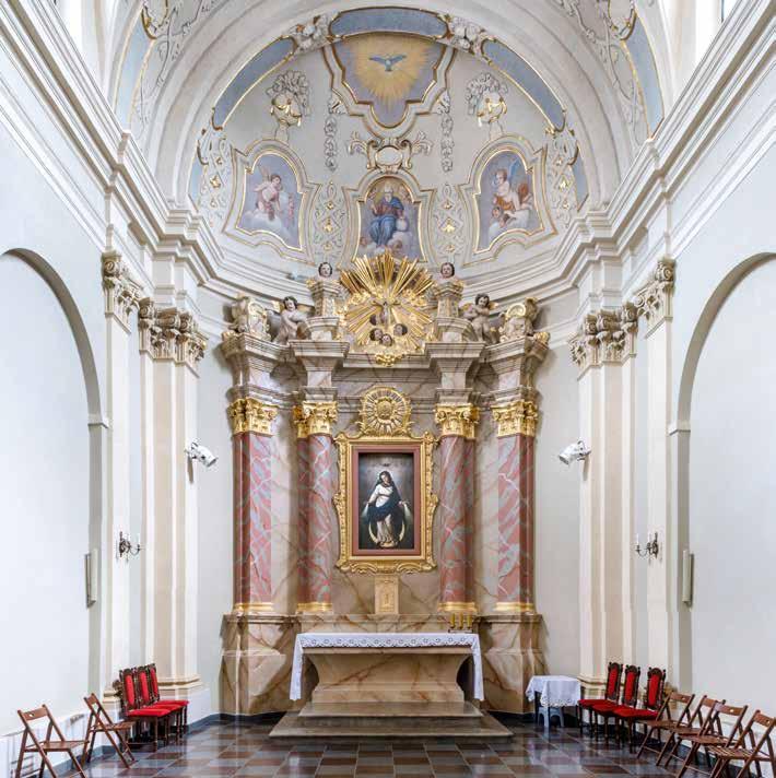 4 4. Kaplica Niepokalanego Poczęcia NMP Została ona zbudowana w latach 1728-29. Główną fundatorką była Anna Rzewuska Krasicka, kasztelanowa chełmska. Do kaplicy wchodzimy przez bogato zdobiony portal.