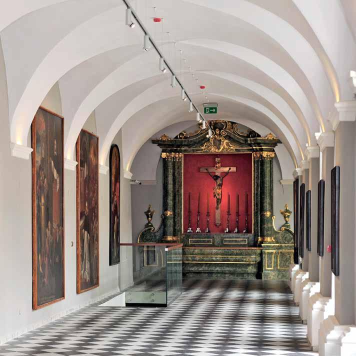 IV Zwiedzanie klasztoru 23 1. Krużganki Pierwotnie długi XVII-wieczny korytarz zaczynał się od drzwi do prezbiterium kościoła.