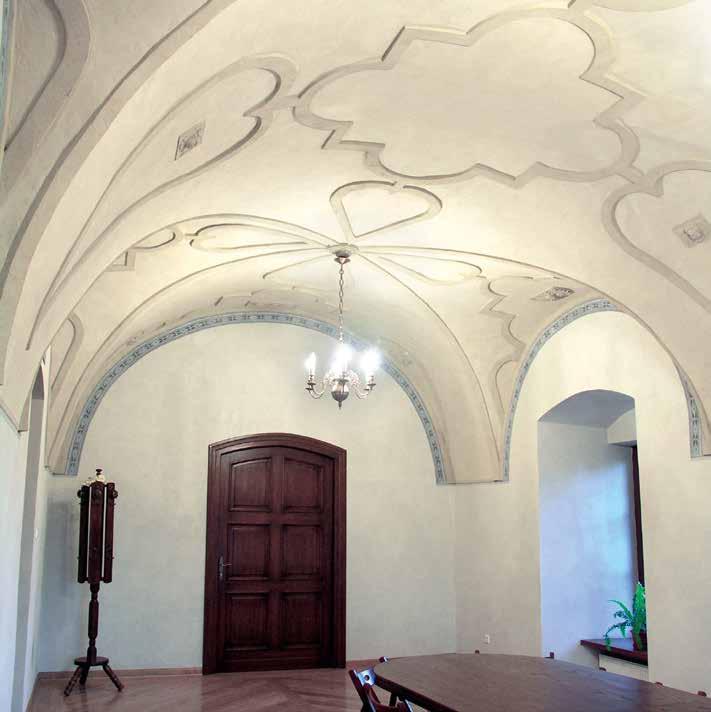 26 4. Sala renesansowa Z Auli prowadzą drzwi do innego jeszcze narożnego pomieszczenia z początku XVII w. również w kształcie prostokąta. Na szczególną uwagę zasługuje tutaj krzyżowe sklepienie.