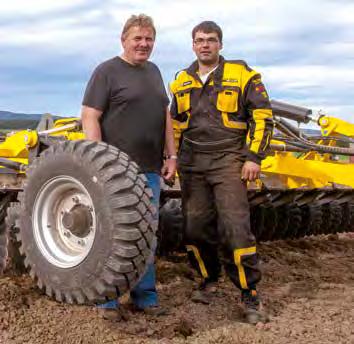 pług podorywkowy zjeżdża zawsze w jedną stronę, dryftuje: ma mianowice dyski większe niż 600 mm i nie posiada sekcji roboczej X.