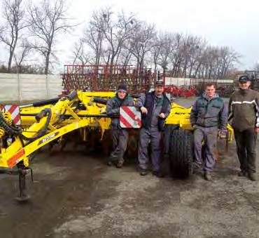 Wysokie szybkości robocze = oznaczają obniżenie kosztów na godziny spędzonych na polu. Wysokie szybkości są możliwe dzięki doskonałej stabilności maszyny osiągniętą poprzez zintegrowane zawieszenie.
