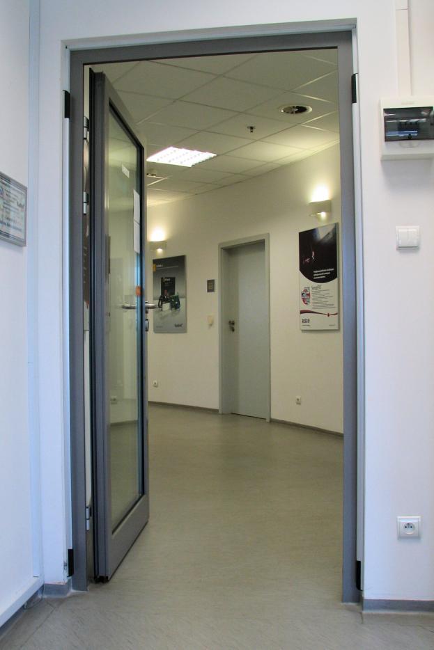 wiązki [1,6]. Aktywna bariera podczerwieni typu ACTIVA-7 posiada siedem wiązek, zaś długość listew bariery wynosi 184 cm.