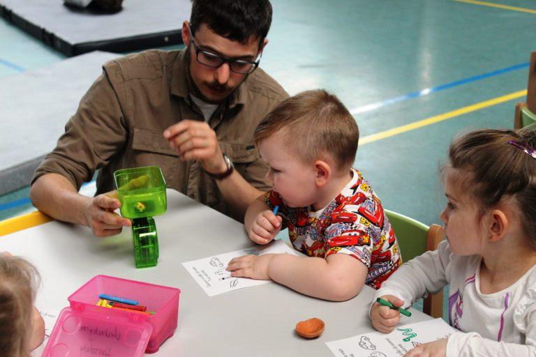 Do przeprowadzenia warsztatów potrzebujemy sali ze stolikami i krzesełkami dla dzieci.