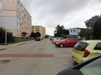 Ulica Sosabowskiego łączy się od strony południowej z ulicą Rejtana, a dalej w kierunku wschodnim z ulicą Skłodowskiej-Curie, którą można w kierunku południowym dostać się do centrum miasta.