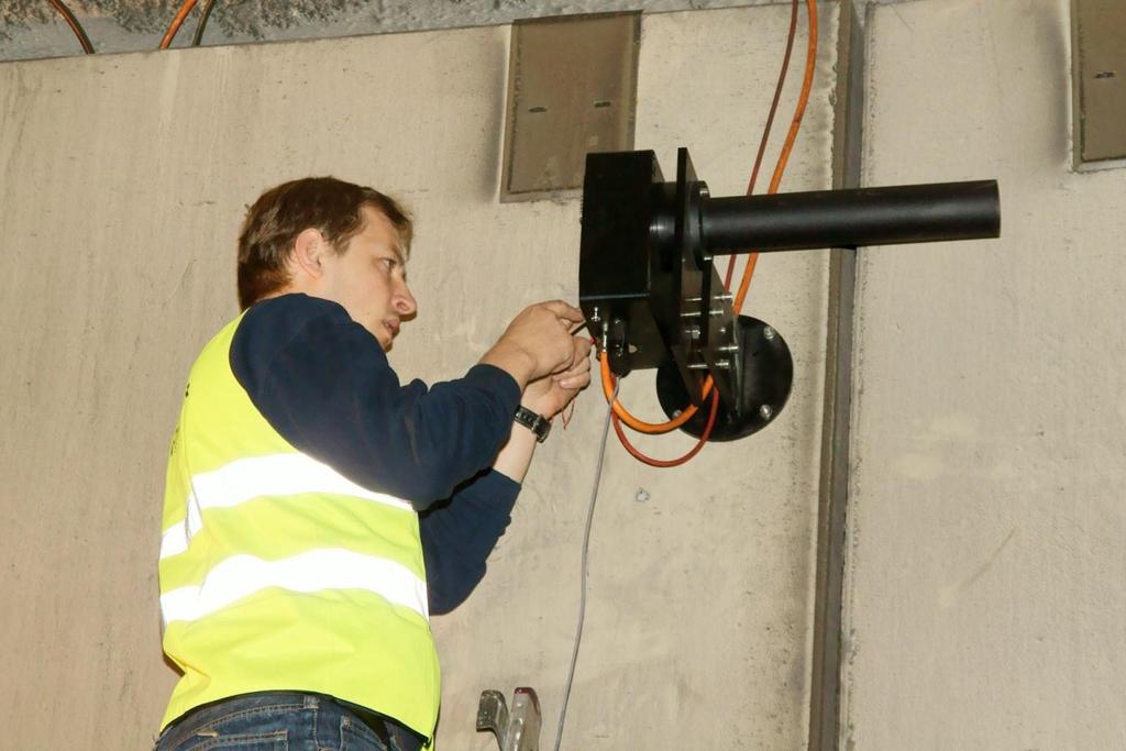 Rysunek 5 : Inżynier serwisowy Codela w trakcie kontroli analizatora przed uruchomieniem Rysunek 6