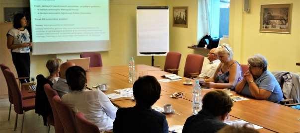 22 Drugiego dnia warsztatów seniorzy podzieleni na grupy, bazując na identyfikowanych przez siebie potrzebach społecznych, podjęli się między innymi ułożenia przykładowego programu wyborczego.