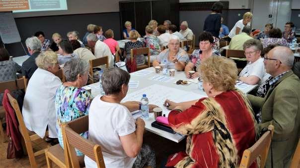 28 Drugiego dnia warsztatów seniorzy podzieleni na grupy, bazując na identyfikowanych przez siebie potrzebach społecznych, podjęli się między innymi ułożenia programu wyborczego swojego