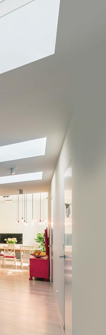 PŁASKIE DACHY SPOSOBY DOŚWIETLENIA W budynkach z płaskimi dachami często zdarza się, że wewnątrz istnieją pomieszczenia, w których nie ma możliwości zastosowania standardowych okien pionowych.