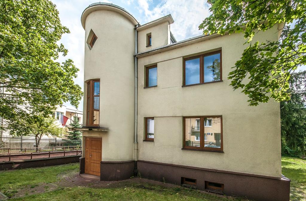 Olimpijska 9 Warszawa, Mokotów WARSZAWA, Mokotów Wybudowana w 1930 roku willa zlokalizowana w spokojnej części Mokotowa, zaledwie 2 km od centrum miasta.