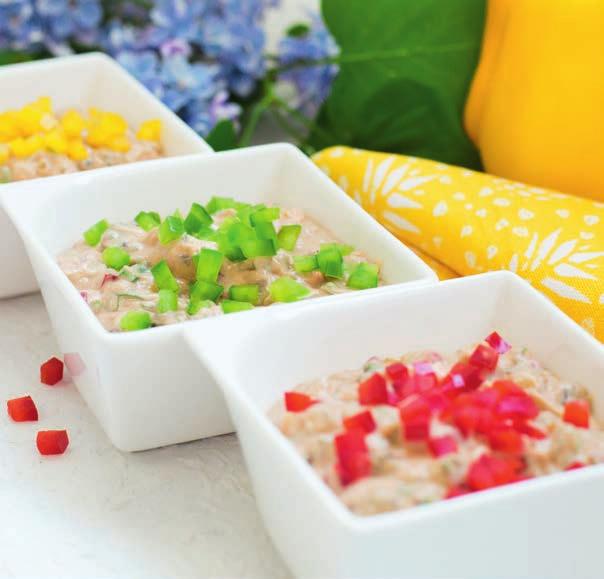 Dip BBQ owocowo-warzywny Śliwki suszone i ananasa po odcedzeniu z syropu kroimy w kostkę o bokach około ½ cm. Paprykę filetujemy i kroimy w identycznej wielkości kostkę jak śliwki i ananasa.