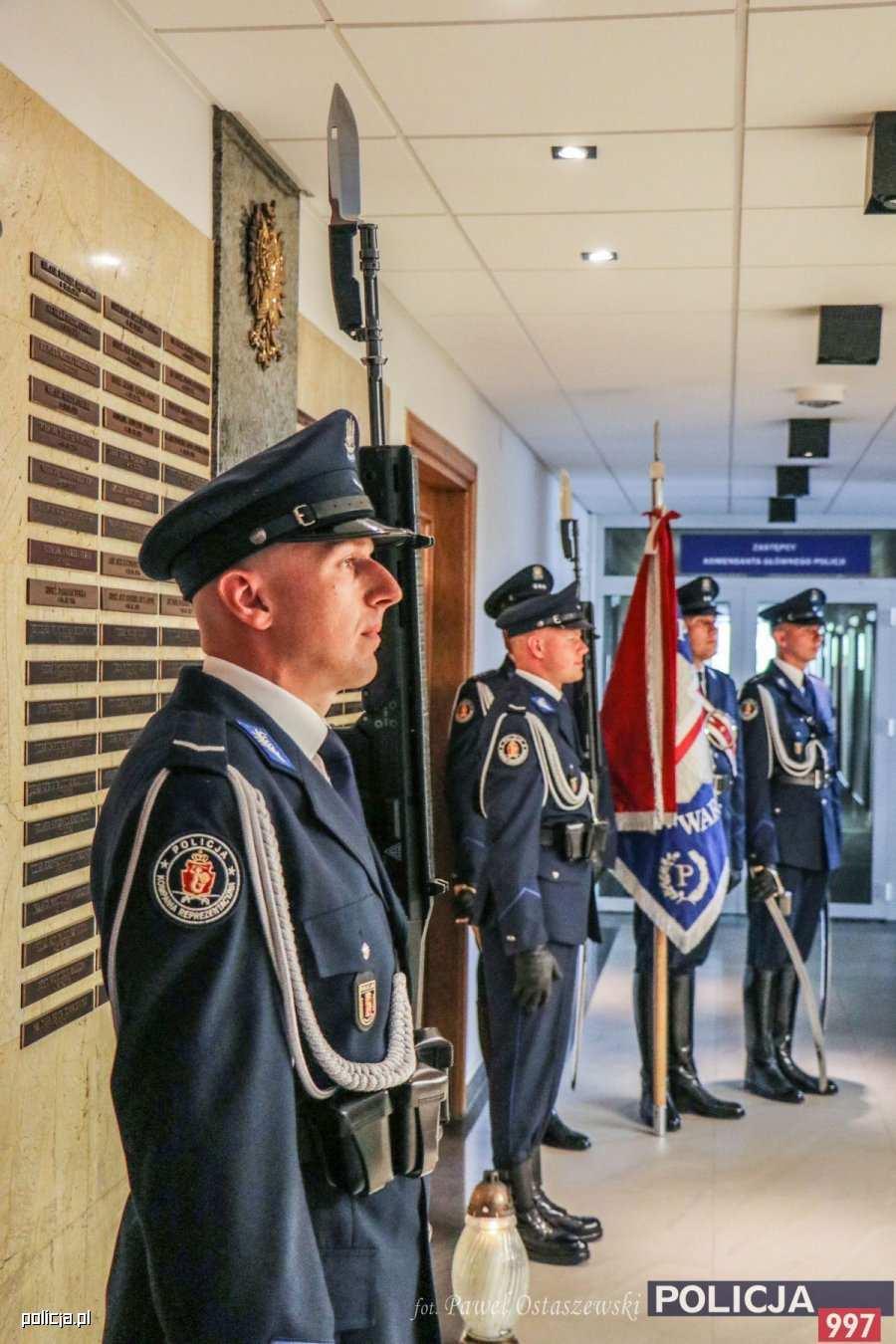 STRONA 12 przyjętych funkcjonariuszy i dzielił się z nimi zdobytym doświadczeniem.