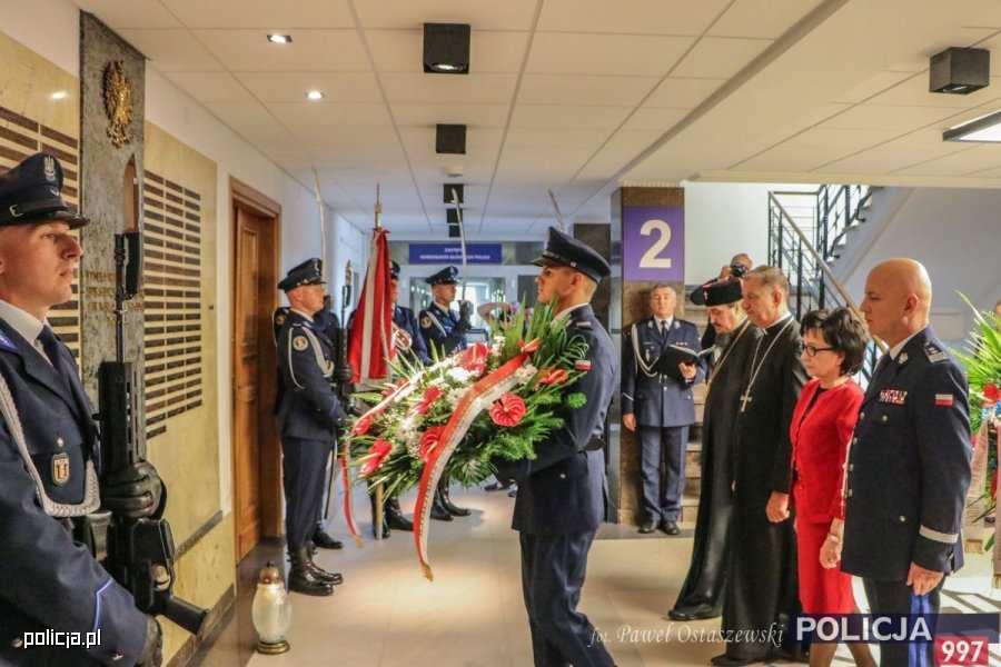 pełnił służbę w patrolu zmotoryzowanym wraz z innym funkcjonariuszem.